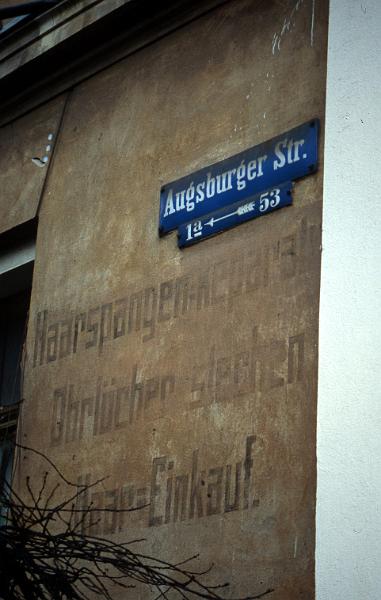 Dresden-Striesen, Augsburger Str. 55, 4.5.1996.jpg - Haarspangenreparatur - Ohrlöcher stechen - Haar-Einkauf.